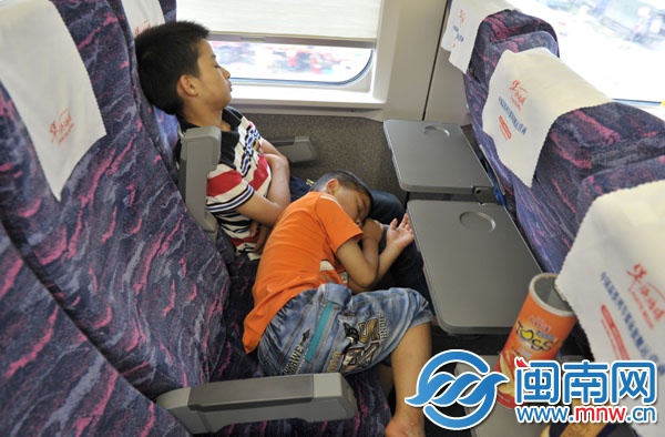 弟弟躺在哥哥的腿上，陶家兄弟倆都睡著了