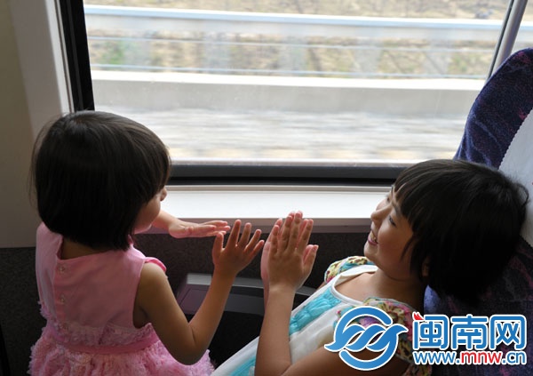 動車上，朱心琴姐妹玩拍手游戲打發(fā)時間