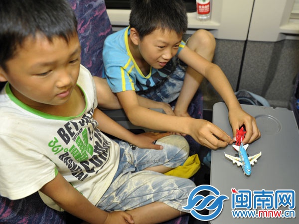 羅家兄弟帶著簡(jiǎn)單的玩具上動(dòng)車