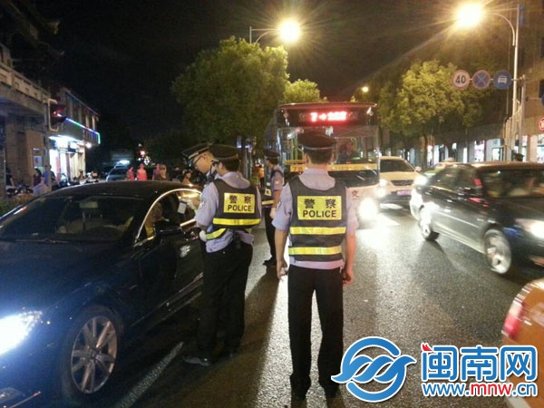 鯉城交巡警大隊民警在涂門街開展統(tǒng)一行動