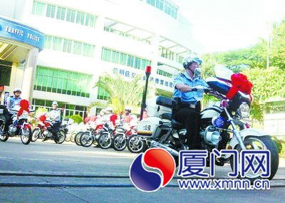 思明公安分局118部警車亮燈。