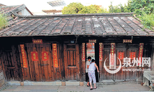 裴巷106號是一座至少百年歷史的古厝，站在裴巷過道