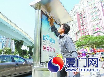 保潔人員頂著烈日清洗公共直飲水機(jī)