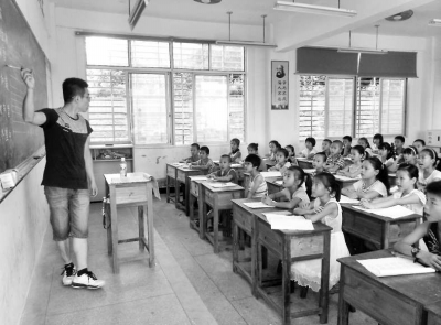 貴峰閩南語吟詩班開班了，學(xué)生正認真地跟老師學(xué)唱詩