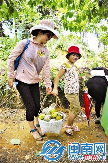 摘了好多梨，好沉??！