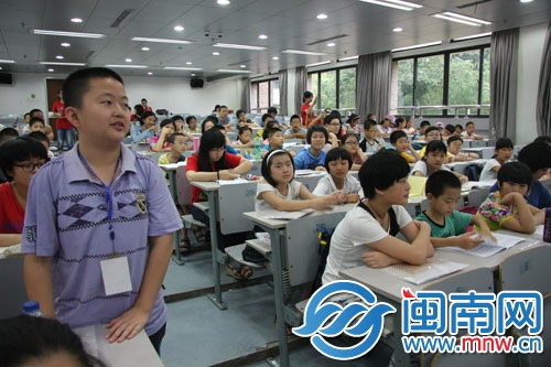 海都小記者積極和浙大授課老師互動(dòng)