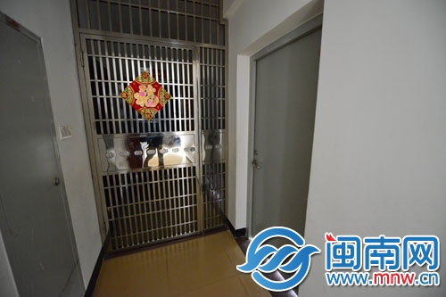 這扇鐵門占用公共空間，擋住了通道