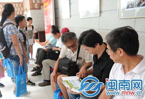 攝影師們?cè)诳串媰?cè)