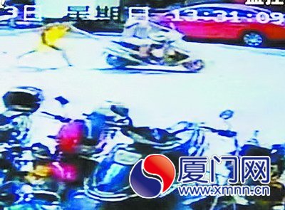 店員奮勇追趕電動(dòng)車