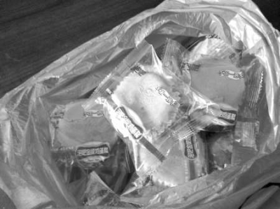 “泡吧”金牌雞蛋糕保質(zhì)期內(nèi)發(fā)霉