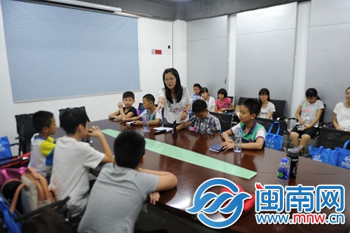 海都報(bào)首席記者陳麗娟教小記者模擬人物采訪