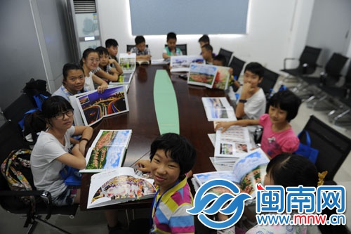 人手一本攝影畫(huà)冊(cè)，海都報(bào)攝影記者田米在教授攝影知識(shí)