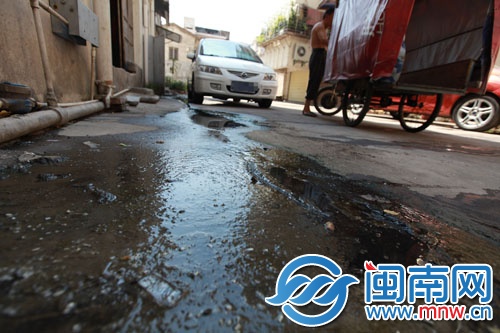 污水外溢，弄得路面濕漉漉的