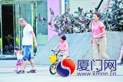 昨日傍晚在戶外休閑的市民