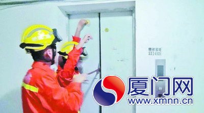 用鐵鋌在電梯外門撬開縫隙