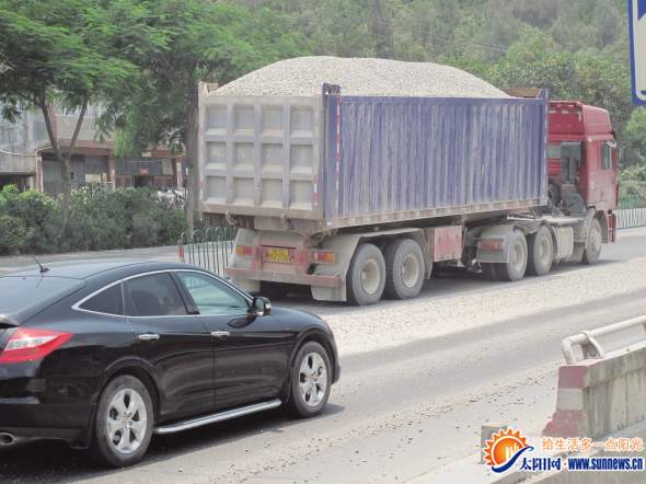 超限土方車一路撒石子