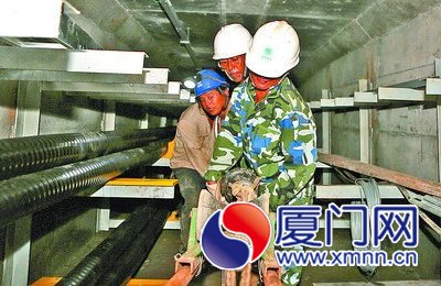 地面上電纜鋪設(shè)的準(zhǔn)備工作做好了，地下工程也同步進(jìn)