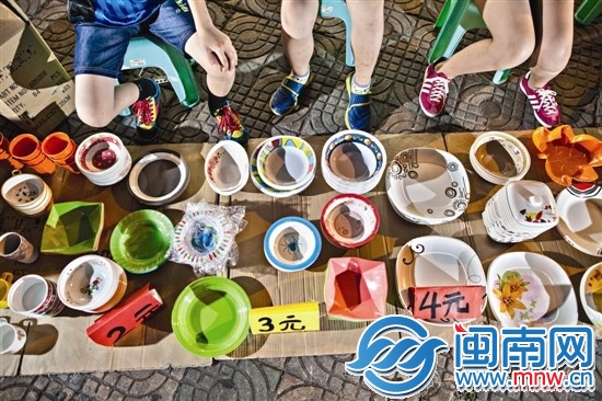 彩色餐具從進(jìn)貨、定價到擺攤，都是孩子們一手操辦的