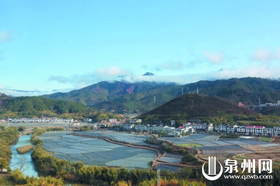 動車途經(jīng)福建沿線風光秀麗
