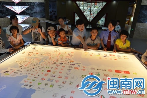 小記者們在商標(biāo)館觀看泉州品牌地圖