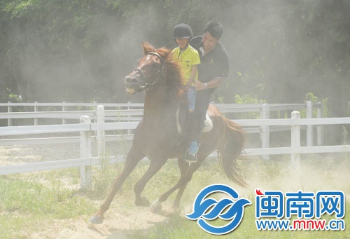 小記者在教練的保護(hù)下，神采飛揚(yáng)地騎馬