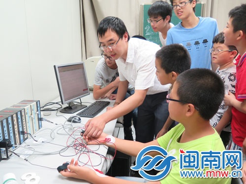 第一次見到測(cè)謊儀，孩子們難掩興奮
