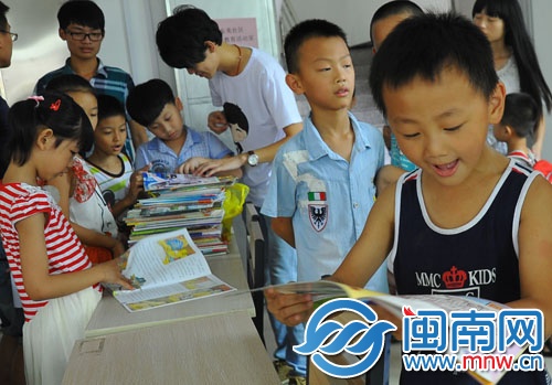 拿到感興趣的書本，小朋友很興奮地看起來