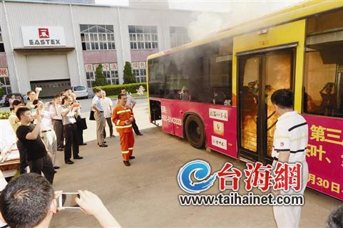 公交著火“芭蕉扇”4秒撲滅