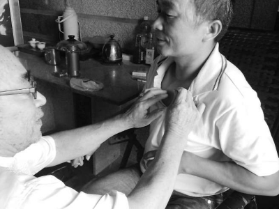 鄭天送正在幫人刈痧。