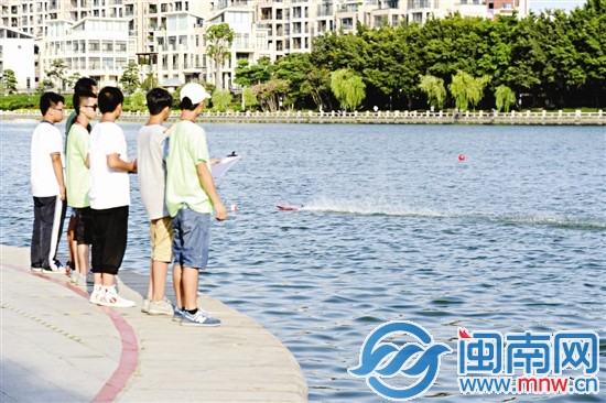 一名小選手努力操控，動力艇在水面濺起水花