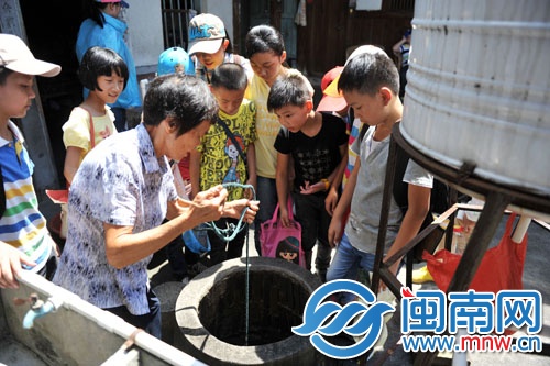 阿婆輕松就打上了一桶井水，小記者們看呆了