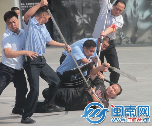 保安隊制服“暴徒”