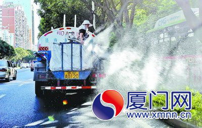 天太熱，行道樹也需要降溫