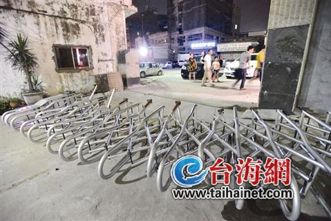 鏟車深夜三次沖撞面粉廠大門 沖突原因不明