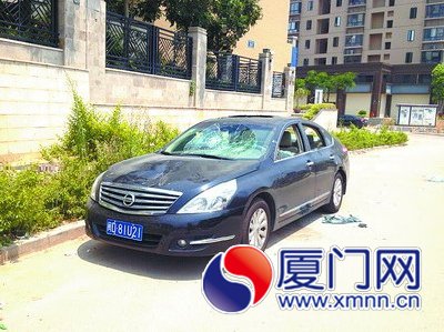 這輛黑色小車被砸得十分嚴(yán)重