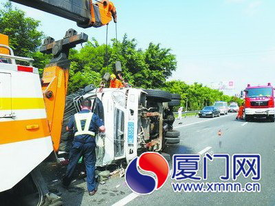 吊車將車頭吊離地面，方便救援