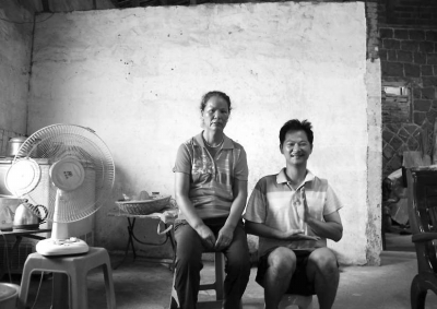 周秀鳳和她兒子吳自力。