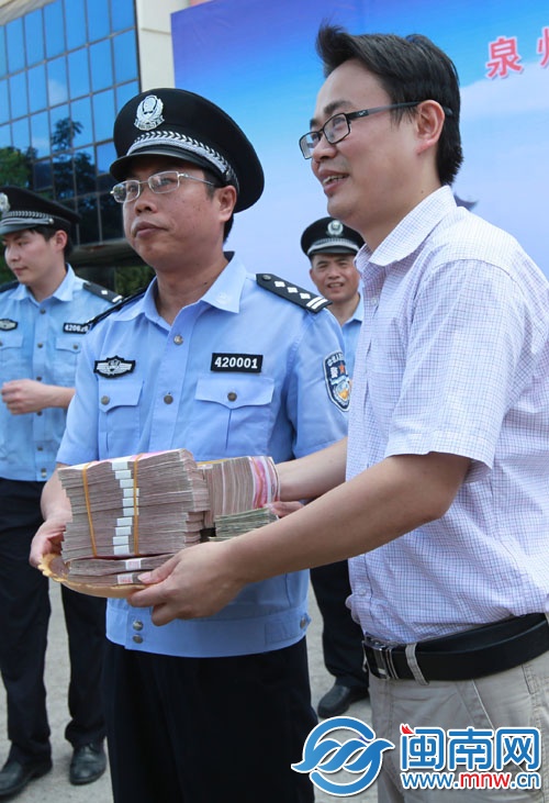 一市民從民警手中領回被騙的40萬