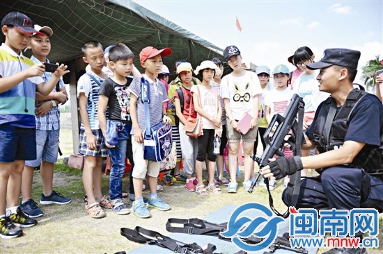 第一次見著真槍，小記者都想上去摸一摸
