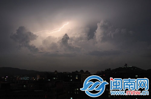 一道閃電劃過，照亮天空