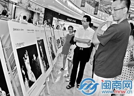 市民觀看傅博的個人攝影展