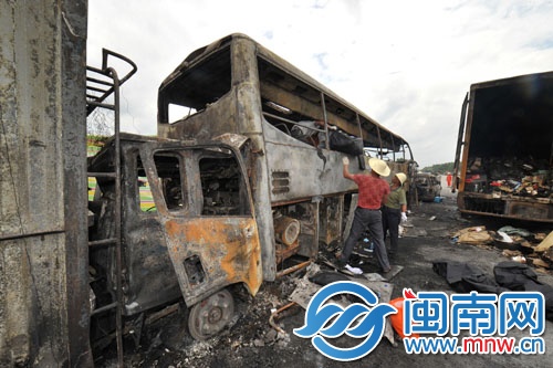 事故現(xiàn)場，工作人員在轉(zhuǎn)移遇難乘客遺體