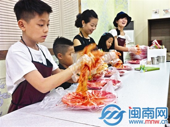 營員在韓國泡菜學(xué)校學(xué)腌制泡菜