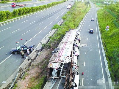 長掛車側(cè)翻，豪車掉落一地
