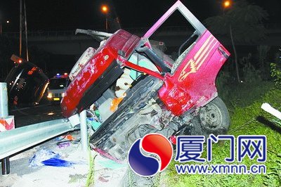 長掛車側(cè)翻在地