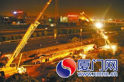 吊車救援現(xiàn)場