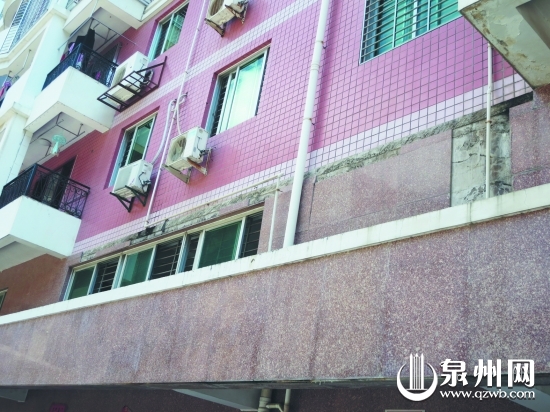 明鑫中心小區(qū)墻上的泥塊也掉落了