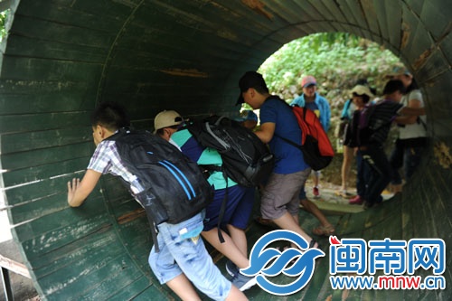 小記者合力喊“一二三推”，大木桶飛快向前滾動