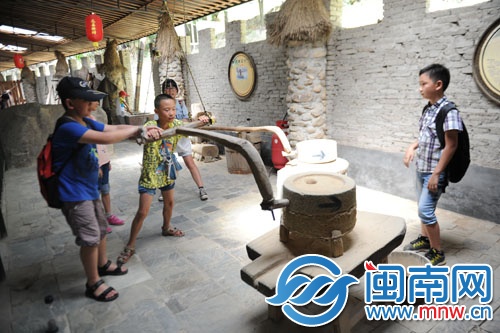 要讓石磨轉(zhuǎn)起來，用蠻力可不行