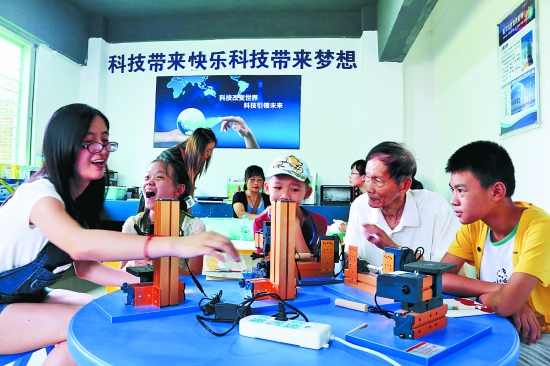 鯉中街道清正社區(qū)青少年社會教育活動中心的科學活動室